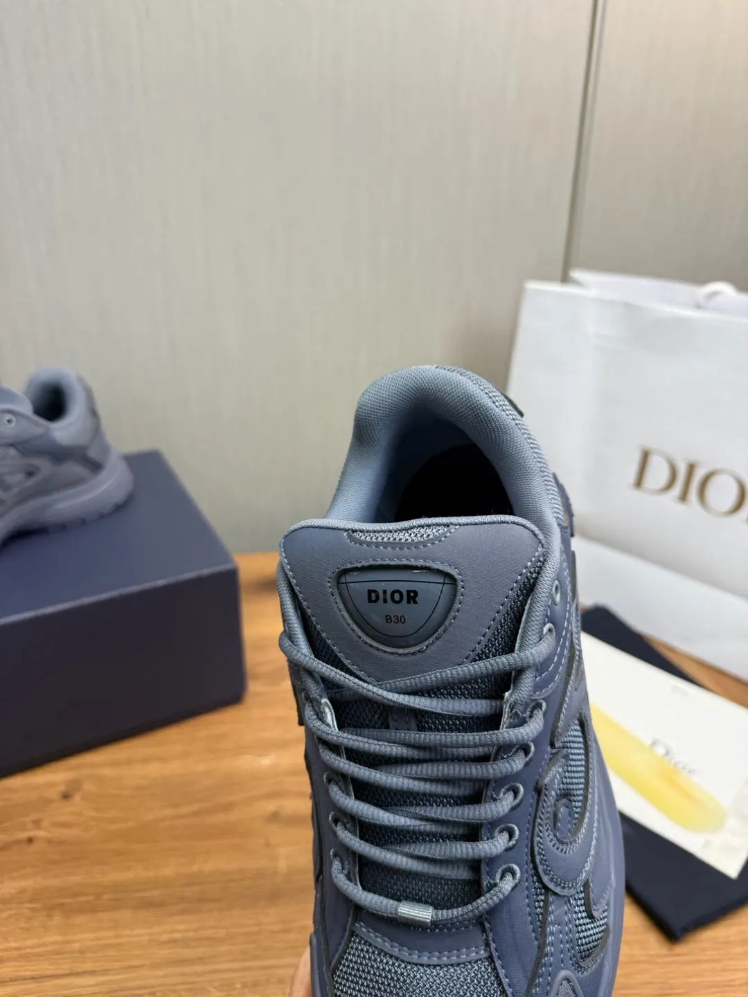 Men's men's shoes 💰740💰 D's Dior ~ New B30 Couple 👫 low-top sneakers ✅ are carefully made of gray mesh fabric and white technical fabric, decorated with reflective "CD30" graphic logo, and "DIO ~ B30" and "CD30" logos on the heel and tongue. An extra-light, sculpted rubber sole with signature accents adds style, while internal stretch details create ideal comfort. It can be matched with various casual styles to show the fashionable and modern sports style〰️ Size: 35-40 (customized at 40 for women) 39-45 (customized at 38.45 for men)